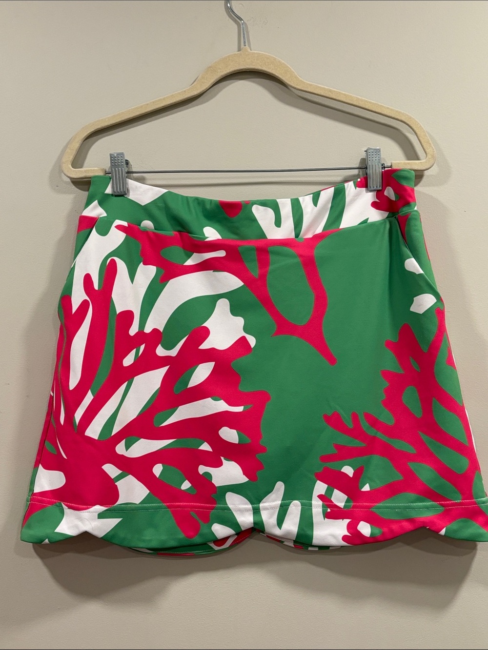 Sydney Elizabeth Kelly Green Scallop Hem Skort with Pink and White Coral Print